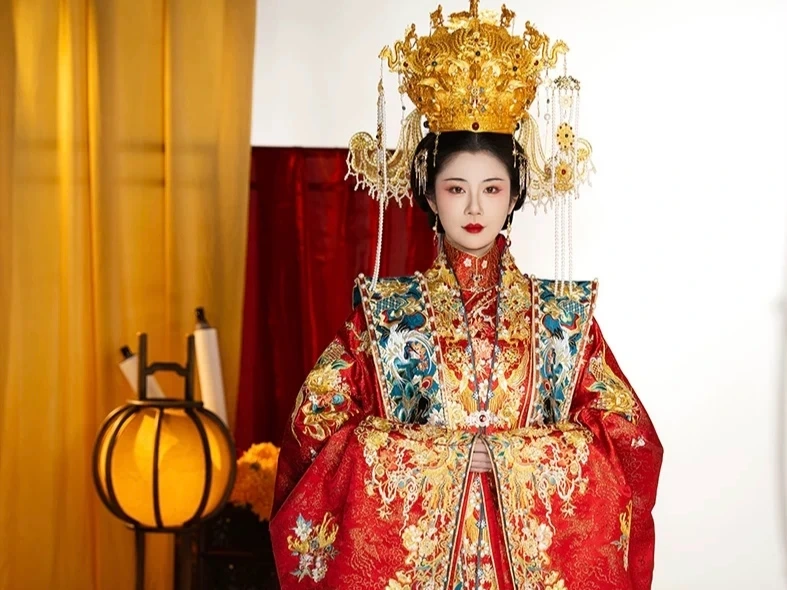 什么是凤冠霞帔？中国传统婚礼中最经典的新娘礼服